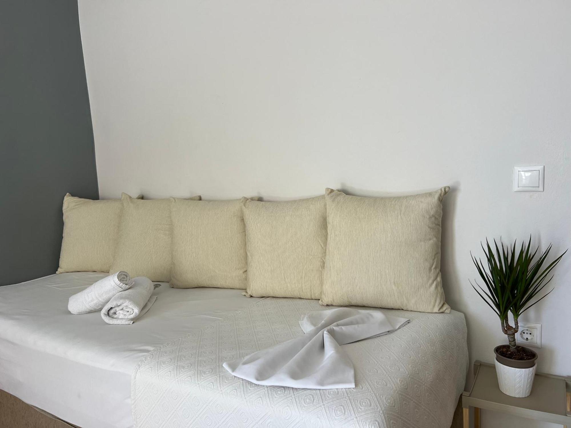 Artemis Rooms Two Steps By The Sea Platanés Exterior photo